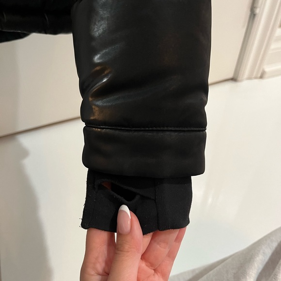 Aritzia Super Puff Shorty 🖤 - Picture 2 of 8